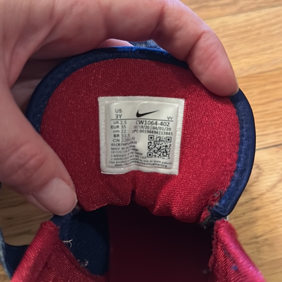 Nike Hightop Tennis shoes, Like New/Worn twice Youth size 3 - Picture 5 of 7